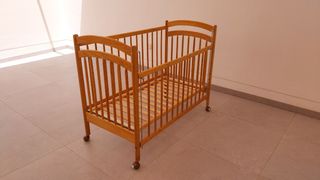 Cuna madera color miel