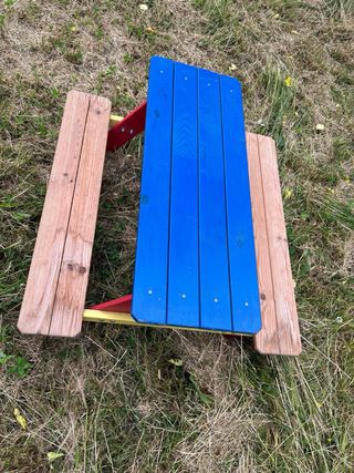 Mesa infantil de madera azul y marrón