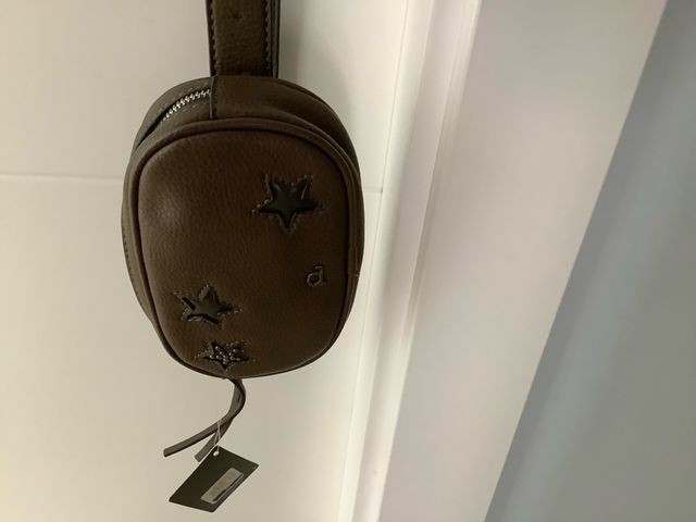 Riñonera marrón con estrellas