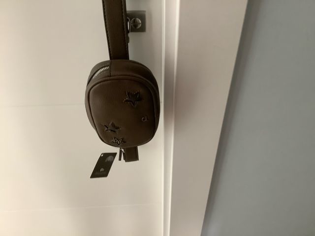 Riñonera marrón con estrellas