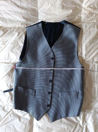 Traje azul marino elegante con chaleco.
No envío.