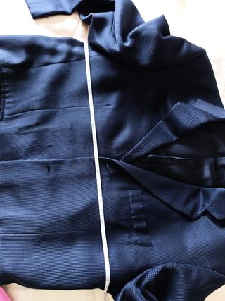 Traje azul marino elegante con chaleco.
No envío.