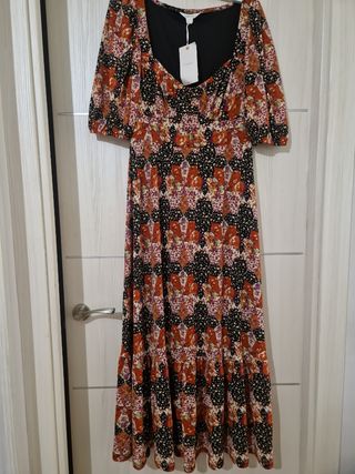 Vestido midi estampado con etiqueta