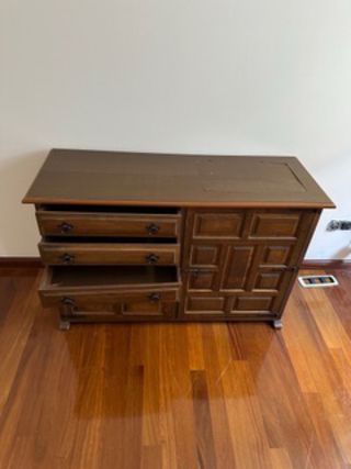 Mueble antiguo con máquina de coser