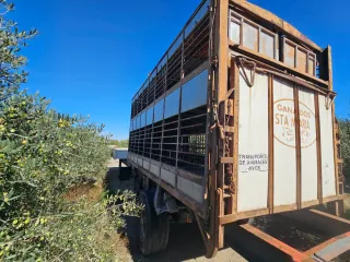Jaula ganadera para camión, aun le queda  vida
