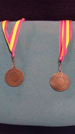 2 Medallas 1/2 UNDS