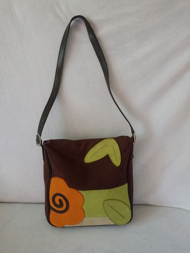Bolso de chica estilo retro con flor.