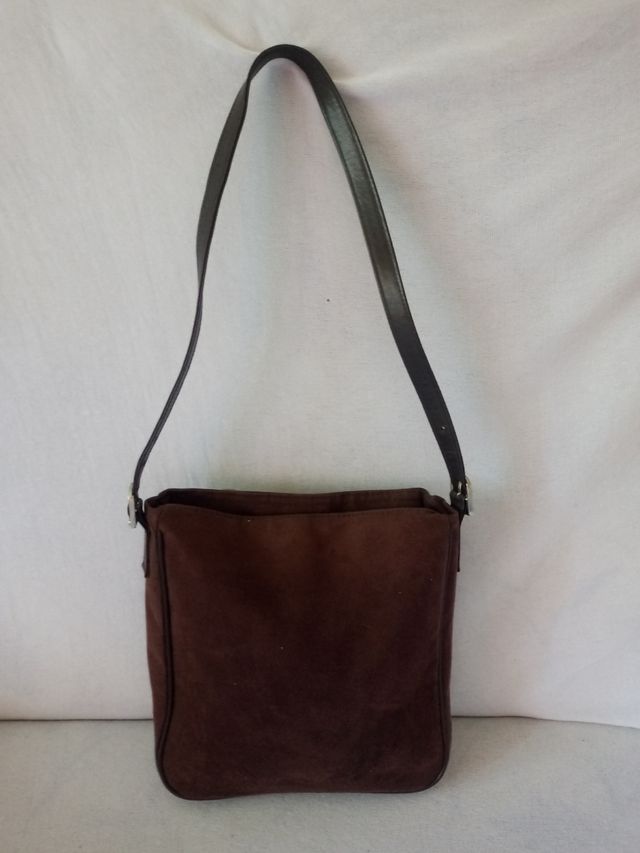 Bolso de chica estilo retro con flor.