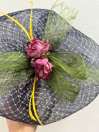 Tocado azul con flores rosa