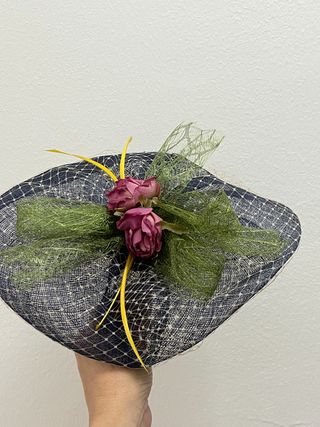 Tocado azul con flores rosa