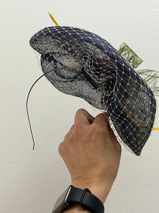 Tocado azul con flores rosa