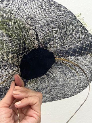 Tocado azul con flores rosa