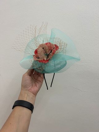 Tocado teal con flores