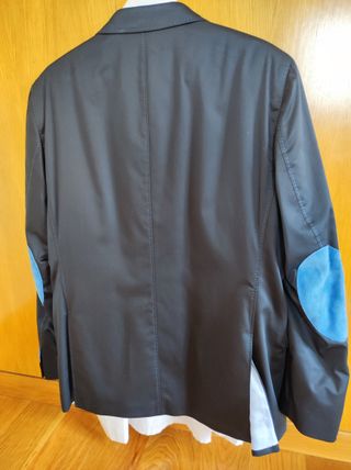 Chaqueta americana, camisa y corbata