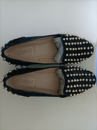 Mocasines Uterqüe negros con tachuelas