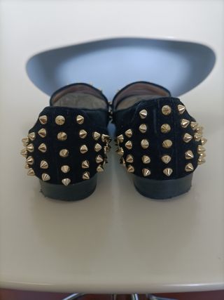 Mocasines Uterqüe negros con tachuelas