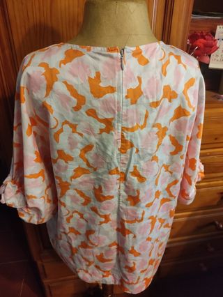 Blusa Cos estampada naranja-rosa