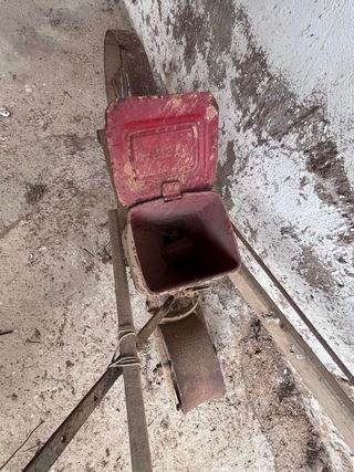 Sembradora antigua de hierro