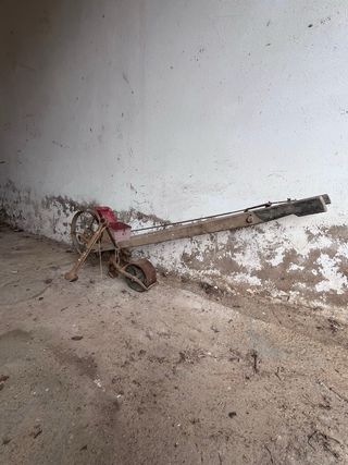 Sembradora antigua de hierro