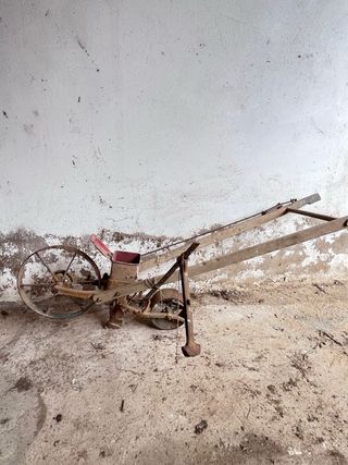 Sembradora antigua de hierro