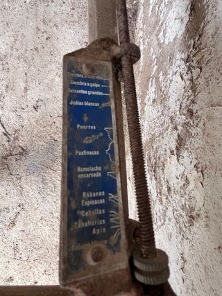 Sembradora antigua de hierro