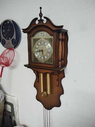 Reloj antiguo de pared en perfecto estado.