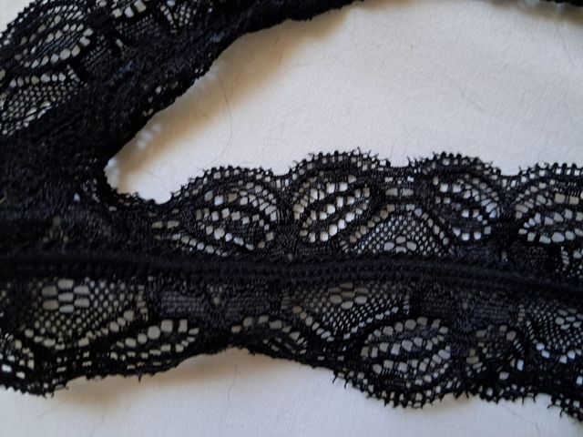 Camiseta negra/blanca encaje muy bonita.