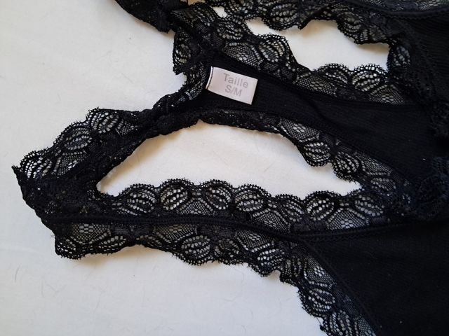 Camiseta negra/blanca encaje muy bonita.