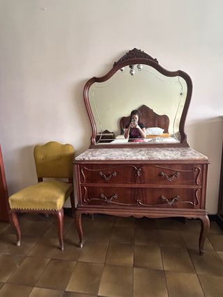 Tocador antiguo con espejo de mármol