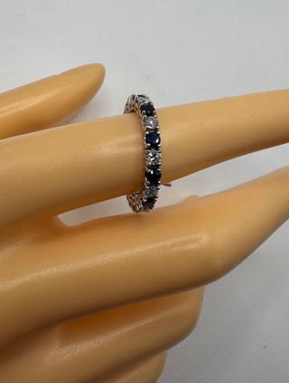 Anillo de oro 18 kt con zafiros y diamantes