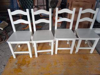 Mesa blanca de madera y sillas opcional