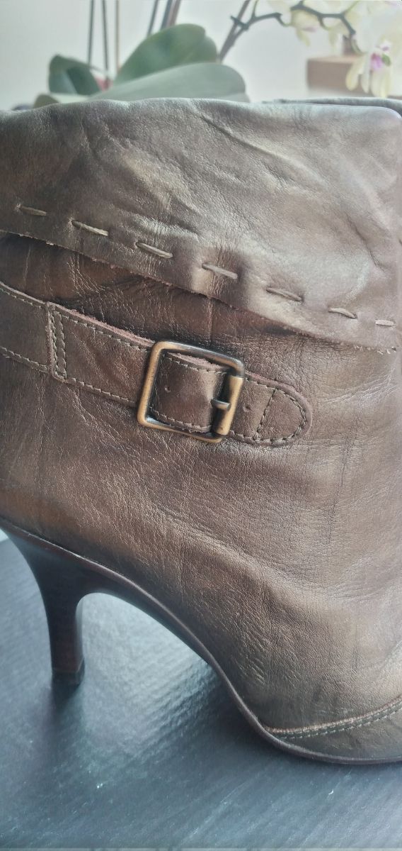 Botín tacón dorado