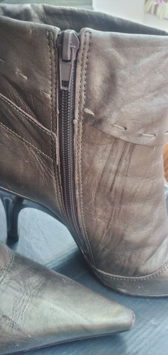 Botín tacón dorado