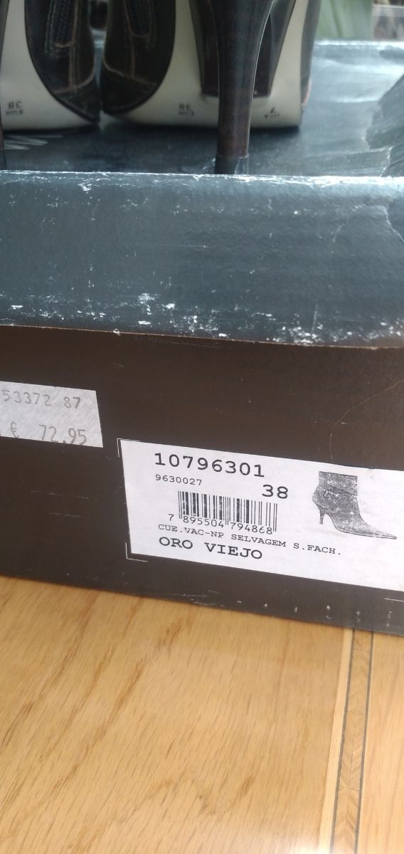 Botín tacón dorado