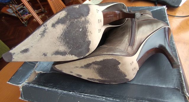 Botín tacón dorado