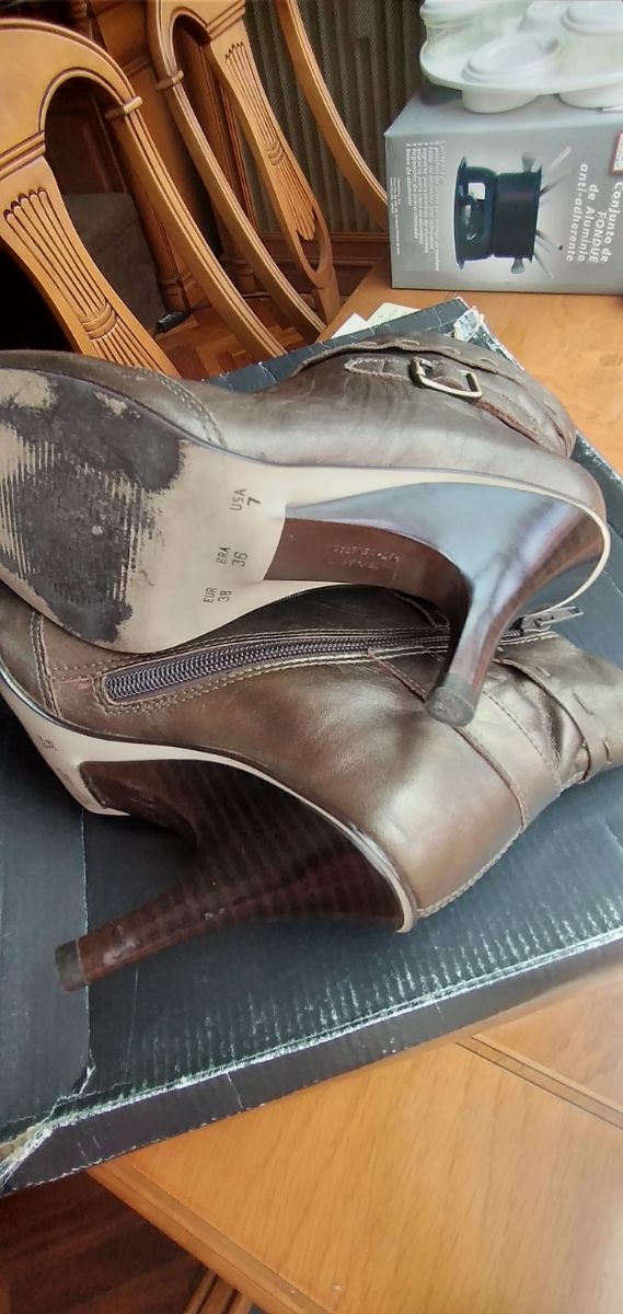 Botín tacón dorado