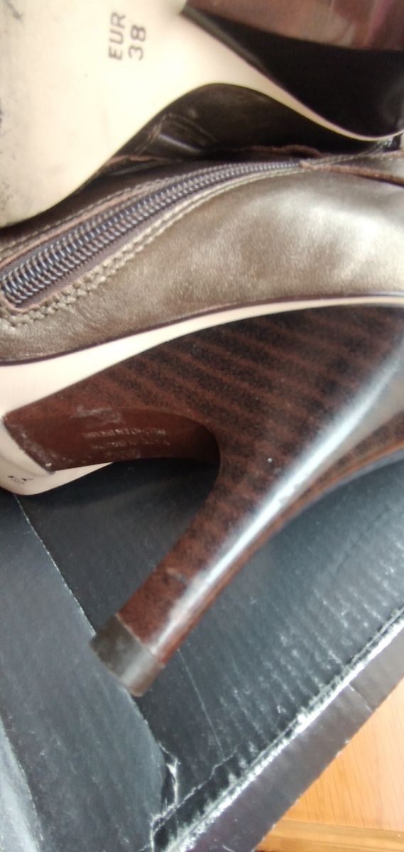 Botín tacón dorado