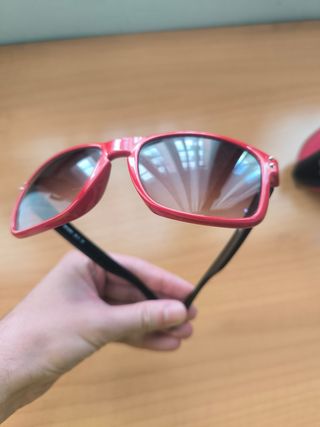 Gafas sol rojas - estilo moderno