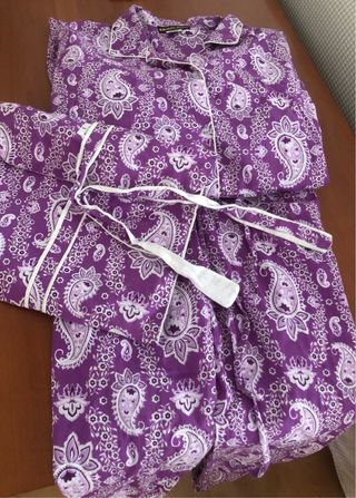 Pijama morado paisley.