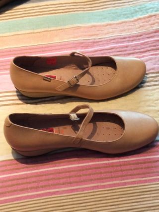 Zapatos negros de tacón de cuña y de color beige.