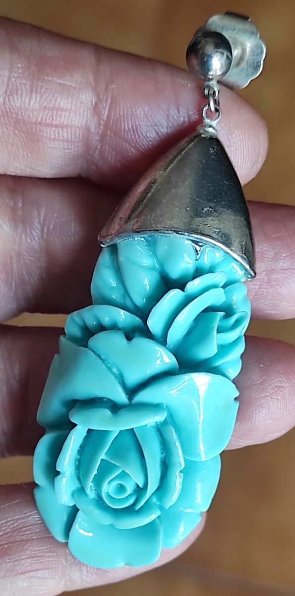 Orecchini pendenti con fiori turchesi incisi