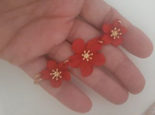 Pulsera flores rojas doradas