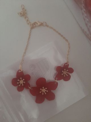 Pulsera flores rojas doradas
