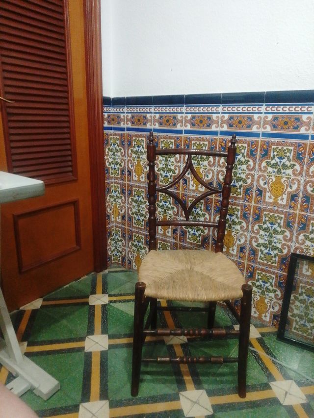 Sedia vintage in vimini e legno. 15€ und. Ce ne sono 3.