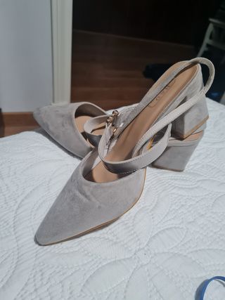 Zapatos verano grises de ante.