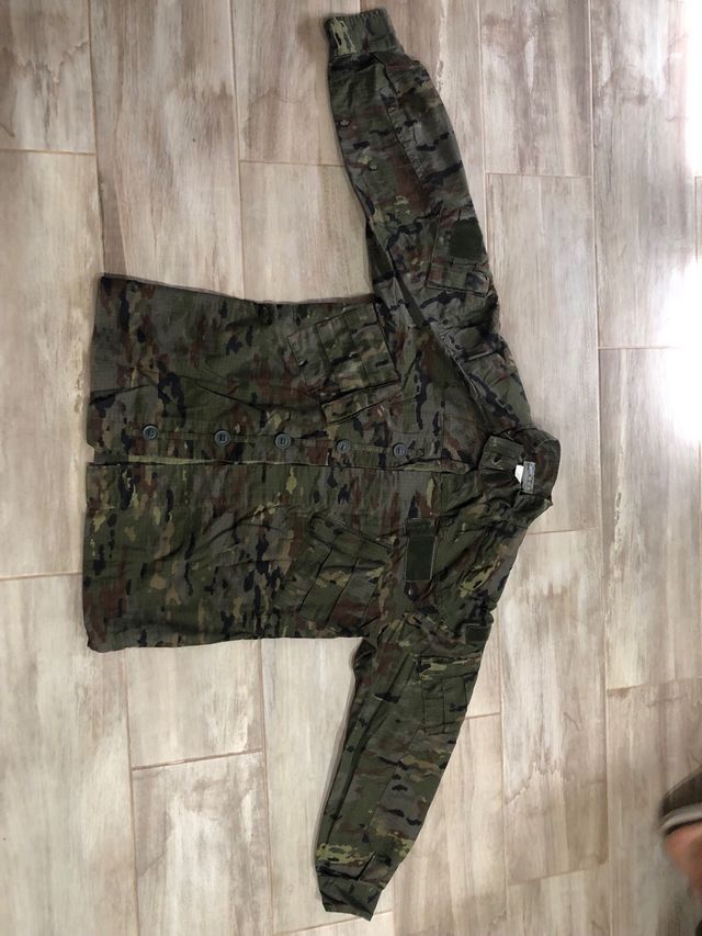 Chaqueta militar mimetica