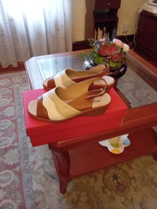 Sandalias planas beige y marrón