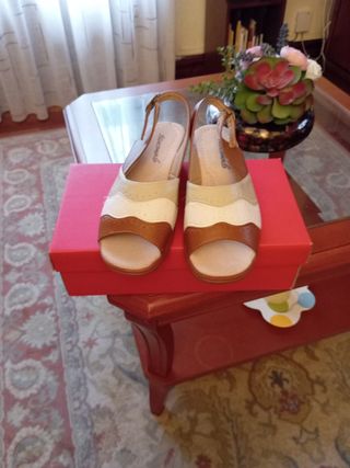 Sandalias planas beige y marrón