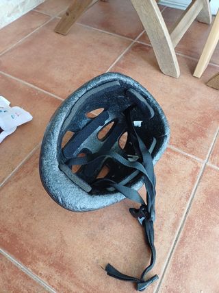 Casco y protecciones patinaje niño