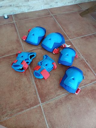 Casco y protecciones patinaje niño
